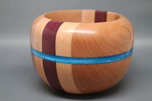 Moderna Tazón de Resina Epoxi y Madera de Acacia con Bordes Orgánicos y Detalles de Resina, Libre de BPA, Personalizable para Uso en Hogares de Lujo y Bodas - Product Image 3