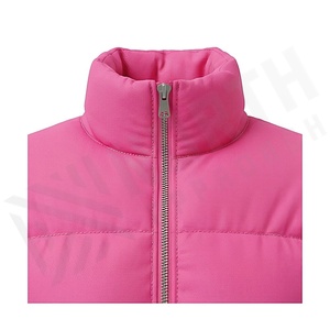 Chaqueta Acolchada Rosa con Estampado de Logotipo, Cuello Alto, Manga Larga, Relleno de Poliéster Grueso para Invierno, Cierre de Cremallera, Corte Corto - Product Image 4