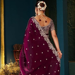 Sari de satén Fendy de diseño, pesado y brillante, con bordado completo en C Pallu y trabajo de corte, es un lujoso vestido étnico diseñado para mujeres. - Product Image 3