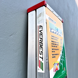 Échelle en aluminium de haute qualité avec marches antidérapantes pour une sécurité maximale. - Product Image 1