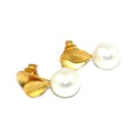 Boucles d'oreilles pendantes en laiton plaqué or 22 carats, design feuille, perle d'eau douce de forme goutte, design contemporain, pour femmes et filles, vente en gros