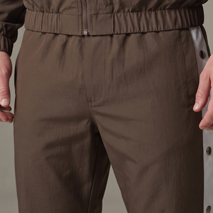 Pantalon de survêtement pour hommes avec boutons latéraux, coupe-vent en nylon, personnalisable avec logo - Product Image 4