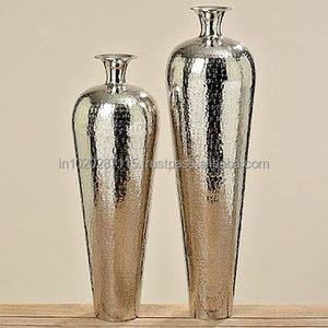 Vase en métal idéal pour les personnes souhaitant des solutions florales décoratives qui rehaussent l'ameublement avec une beauté durable - Product Image 3