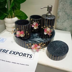 Ensemble de salle de bain en résine moderne Offre Spéciale pour décor de salle de bain comprenant un distributeur de lotion et un plateau disponibles à un prix abordable - Product Image 1