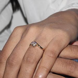 Bague de fiançailles solitaire pour femme en or jaune 18 carats avec diamant de laboratoire certifié taille émeraude 0,75 ct et bande ondulée croisée - Product Image 4