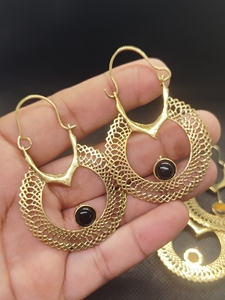 Joyería de lujo al por mayor para mujer con piedra de ónix negro natural, pendientes de aro largos y redondos, chapados en oro, para uso diario. - Product Image 6