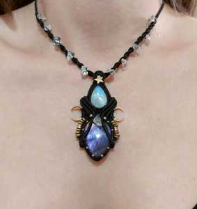 Pendentif Hécate en macramé doré vintage fait main, avec sertissage clos en labradorite, pierre de lune et quartz, bijoux de sorcière et païens pour fiançailles - Product Image 6