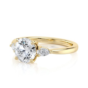 Anillo de Compromiso con Diamante Cultivado en Laboratorio de 5.50 Quilates, Corte Redondo, con Piedras Laterales en Forma de Pera, Oro Amarillo, Tres Piedras, Joyería Personalizada OEM - Product Image 3