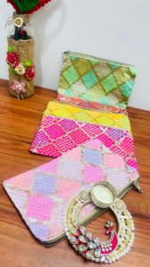 ชุดกระเป๋าคลัทช์ปักลายสวยงาม ทำด้วยมืออย่างประณีต เพื่อเสริมลุคสไตล์ชาติพันธุ์ทุกแบบ มาพร้อมซิปปิดที่ปลอดภัย - Product Image 2