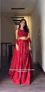 Ensemble de soirée de créateur en satin de soie Malai avec broderie de fils et de miroirs, comprenant un lehenga, une blouse brodée de fils et de miroirs et un dupatta en tissu filet. - Product Image 4