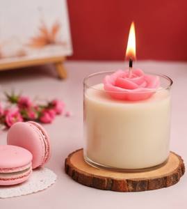 Une bougie parfumée romantique en verre avec un dessus floral unique. Il est conçu pour un usage chaleureux, idéal pour offrir en cadeau ou pour la décoration de la maison. - Product Image 1