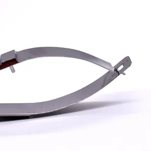 Tijeras Profesionales para Pestañas con Logotipo Personalizado, Pequeñas, con Resorte, para Extensiones, Inclinadas, de Acero Inoxidable con Recubrimiento de Polvo Negro y Chapado en Oro - Product Image 2