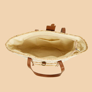 Transforma tu look para el clima cálido con este encantador bolso de hilo natural diseñado para viajes a la playa sin esfuerzo y salidas con estilo. - Product Image 2