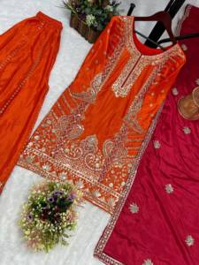 ชุดปาลาซโซ่กำมะหยี่สีแดงเลือดหมูปักลายสำหรับผู้หญิงจาก Shreeji Fashion พร้อมผ้าคลุมไหล่สีส้ม ชุดแต่งงานแบบดั้งเดิม - Product Image 6