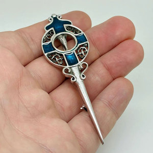 Broche de Kilt Escocés Celta Ornamentado en Plata Antigua con Esmalte Azul, Accesorio para Kilt de las Tierras Altas 2026 - Product Image 1