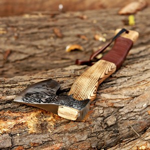 Hacha Vikinga de Acero al Carbono Forjada a Mano, Mango de Madera de Fresno Personalizado OEM, Hacha con Cuchilla Afilada y Funda de Cuero, Hacha para Camping y Bushcraft - Product Image 5