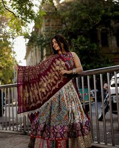 Ensemble Lehenga Choli brodé à imprimé numérique avec dupatta, robe de mariée indienne en coton longueur ras du sol, jupe et chemisier richement ornés de miroirs - Product Image 3