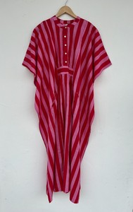 Robe Kaftan en coton rayée rouge et rose pour femme avec poches, boutons sur le devant, coupe ample, tenue de plage, paréo de plage - Product Image 4