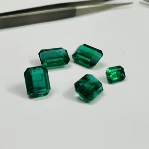 Lot d'émeraudes zambiennes de haute qualité, 70 carats, couleur vert vif et clarté fine, par Sadiya International - Product Image 1