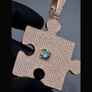 Pendentif de luxe en or 18 carats rempli de moissanite, micro-pavé, taille brillant ronde, motif géométrique, pour usage quotidien - Product Image 2