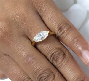 Anillo de compromiso y boda vintage de oro amarillo macizo de 14K para mujer con moissanita de 2 quilates de corte marquesa y engaste de media montura - Product Image 5