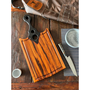 Cette planche à découper en bois personnalisée présente une poignée noire saisissante intégrée avec des découpes distinctives pour couper les légumes. - Product Image 2