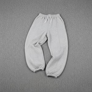 Pantalon de survêtement gris en coton pour homme, taille élastique avec cordon de serrage, imprimé lettres sur la jambe droite, poids moyen, idéal pour l'automne - Product Image 3