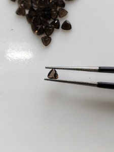 Cuarzo Ahumado Natural de 4MM con Corte Trillón, Gema Suelta de la Mejor Calidad para la Fabricación de Joyas - Product Image 1