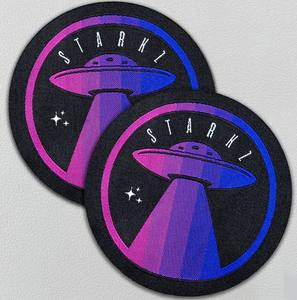 Étiquettes de vêtements tissées confortables, étiquettes de marque, autocollants personnalisés, étiquettes en tissu pliées sur le côté, logo en relief 3D, drapeau en polyester pour vêtements - Product Image 1