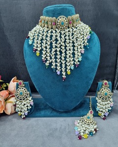 ชุดสร้อยคอพรีเมียม Ping Bling ประดับมุก Kundan พร้อมต่างหูและเครื่องประดับศีรษะแบบ Maang Tikka ประดับด้วยหินสีเขียว สำหรับเจ้าสาวในงานแต่งงาน - Product Image 4