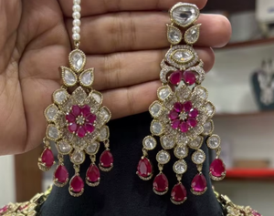 Ensemble de collier et boucles d'oreilles en or plaqué de qualité supérieure, orné de perles Kundan, pour collection de vêtements de mariage pour femmes - Product Image 2