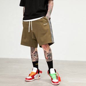 Shorts de sport personnalisés style streetwear pour hommes, noir et blanc à carreaux, bande latérale, taille élastique, impression numérique, service OEM disponible - Product Image 2