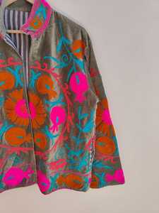 Veste en velours Suzani – Manteau floral brodé style bohème, veste tribale ouzbèke artisanale, vêtement d'extérieur artistique et affirmé - Product Image 4