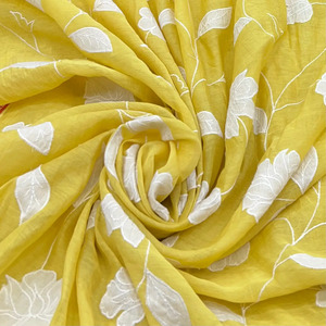 Tela de encaje de poliéster suave con bordado floral cortado a láser de primera calidad para vestido de novia, ropa de noche, prendas de moda y textiles. - Product Image 3