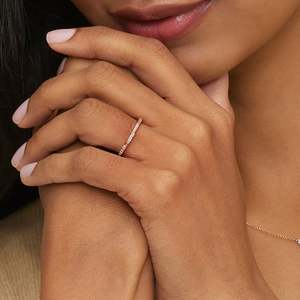 Anillo de Boda Delicado con Diseño de Espiral de Diamantes, Anillo Apilable Curvo de Oro Sólido, Anillo Minimalista con Pavé para Aniversario, Regalo - Product Image 6