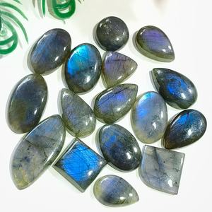 Pierres précieuses de labradorite bleue naturelle avec effet de jeu de couleurs en forme de poire, formes variées, toutes tailles assorties pour la fabrication de bijoux - Product Image 1