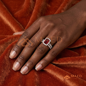 ชุดเครื่องประดับเจ้าสาวเพทายสีแดงทับทิม เงินแท้ 925 แหวนหมั้นทรงรัศมี พร้อมแหวนแต่งงานประดับมอสซาไนต์เข้าชุด แหวนสวยงามสำหรับผู้หญิง - Product Image 3