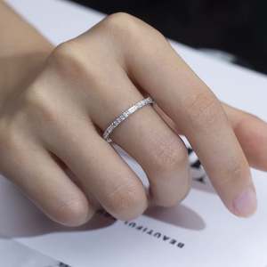 Anillo de compromiso clásico de oro blanco con diamante de corte brillante redondo, color G, cultivado en laboratorio, para mujer - Product Image 5