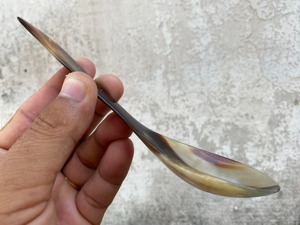 Cuchara de Cuerno de Búfalo Personalizada, Ecológica, de Material Orgánico, Estilo Animal, Mango Curvo, Acabado Pulido, para Servir Té - Product Image 3