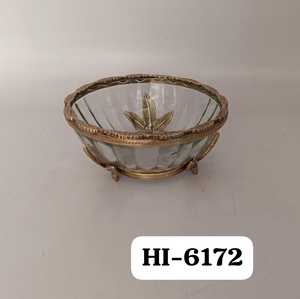 Meilleur bol en métal et verre, bol de service décoratif, et pièce maîtresse pour les collations, avec finition dorée en métal. - Product Image 6