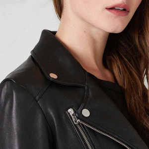Chaqueta de cuero para mujer, diseño único, hecha a medida, elegante, para invierno, color negro sólido, con cuello alto, para motociclistas. - Product Image 5