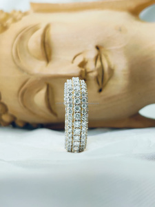 Anillo de diamantes redondos con piedras laterales en oro amarillo, una combinación perfecta de encanto tradicional, brillo deslumbrante y estilo moderno. - Product Image 2