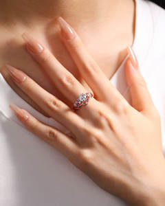 Anillos de Diamantes Cultivados en Laboratorio con Corte Brillante Redondo y Certificación IGI en Oro Blanco, Amarillo y Rosa de 14K y 18K para Compromiso y Boda - Product Image 3