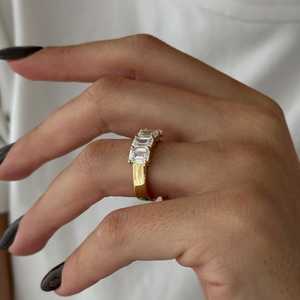 Bague en diamant de laboratoire taille émeraude 2 carats, bague à quatre pierres, bague d'anniversaire en diamant, bague demi-éternité en or 14 carats - Product Image 4