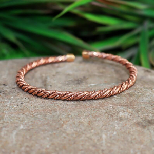 Brazalete de Cobre Elegante y Moderno, Hecho a Mano, con Diamantes Ajustables, por Blossom Craft India - Product Image 1