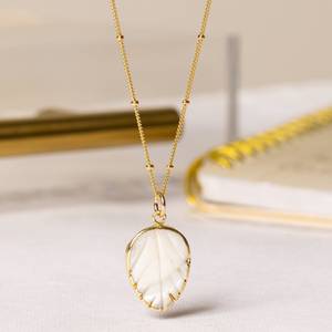 Pendentif Feuille en Nacre Doré, Bijou de Mariée Élégant pour la Mariée et les Demoiselles d'Honneur, Bijoux à Superposer Courts et Longs - Product Image 1