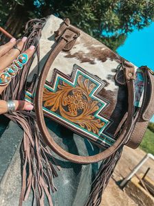Sac fourre-tout en cuir de vachette western avec panneau floral gravé et accent turquoise |   Sac à bandoulière en cuir à franges pour femmes - Product Image 2