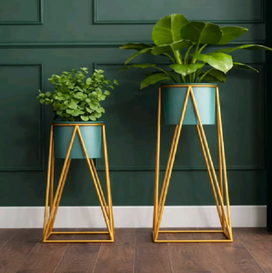 Jardinières élégantes de couleur turquoise, disposées sur de grands supports métalliques modernes de style pyramide dorée, disponibles à prix de gros. - Product Image 1