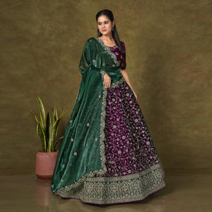 ชุดเลเฮนกาโชลีปักลายดีไซเนอร์ พร้อมผ้าคลุมไหล่ ประดับด้วยงานปักดิ้นทองและเลื่อมอย่างประณีต เหมาะสำหรับงานแต่งงาน งานเลี้ยง และงานพิธีต่างๆ สำหรับผู้หญิง - Product Image 3