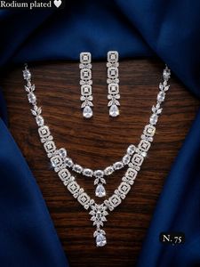 Collection Fantaisie : Parure de Mariage Plaqué Or de Haute Qualité avec Perles d'Imitation, Design Géométrique et Sertissage Griffe – Nouveauté - Product Image 1
